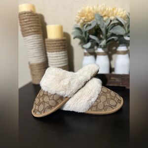 Coach Ziva Slipper Signature
Jacquard Khaki (sold out online) Size 7